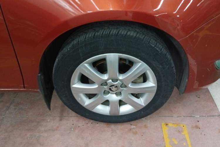 Used Skoda Fabia 2014 1.4L Automatic Crystal Edition Right Front Wheel Hub