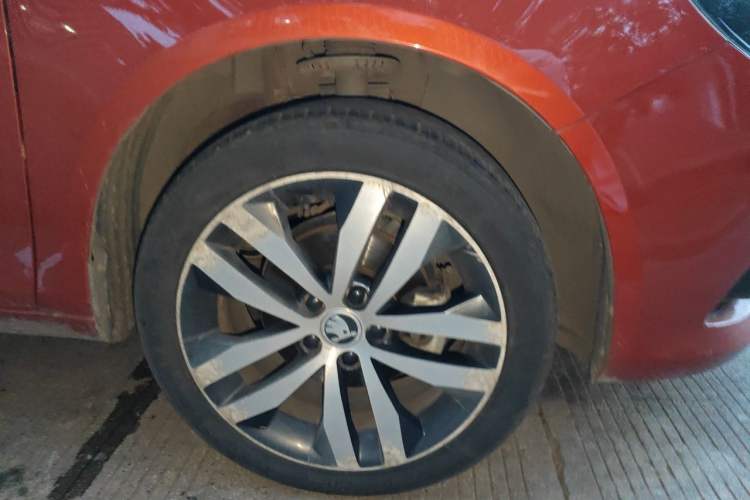 Used Skoda Fabia 2014 1.6L Automatic Sport Edition Right Front Wheel Hub