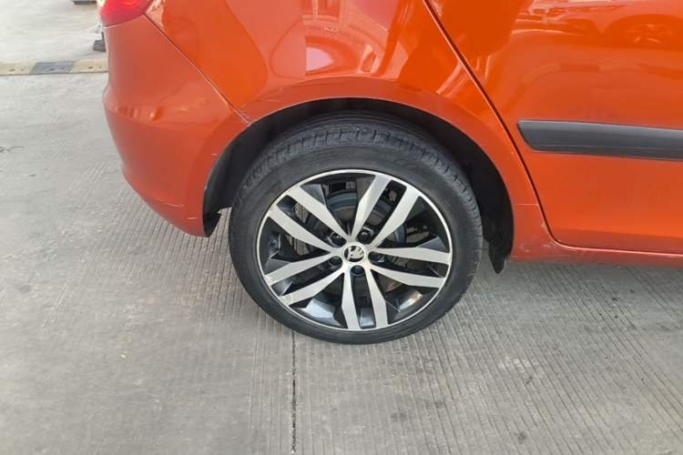 Used Skoda Fabia 2014 1.6L Automatic Sport Edition Right Rear Wheel Hub