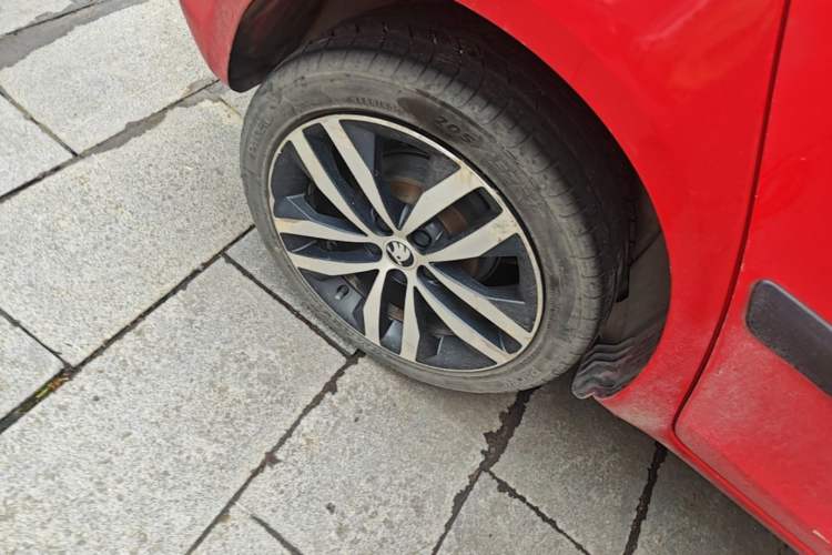 Used Skoda Fabia 2014 1.6L Automatic Sport Edition Right Rear Wheel Hub