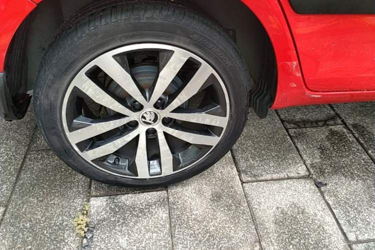 Used Skoda Fabia 2014 1.6L Automatic Sport Edition Right Rear Wheel Hub