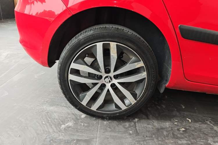 Used Skoda Fabia 2014 1.6L Automatic Sport Edition Right Rear Wheel Hub