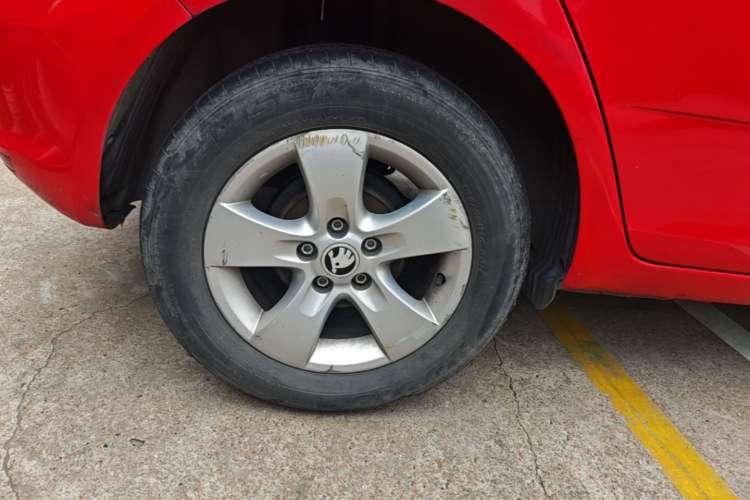 Used Skoda Fabia 2014 1.4L Automatic Crystal Edition Right Rear Wheel Hub