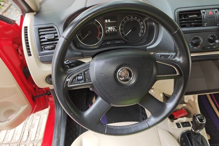 Used Skoda Fabia 2014 1.6L Automatic Crystal Edition Steering Wheel