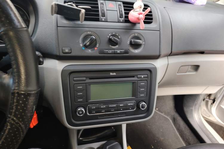 Used Skoda Fabia 2014 1.6L Automatic Crystal Edition Audio And AC Panel