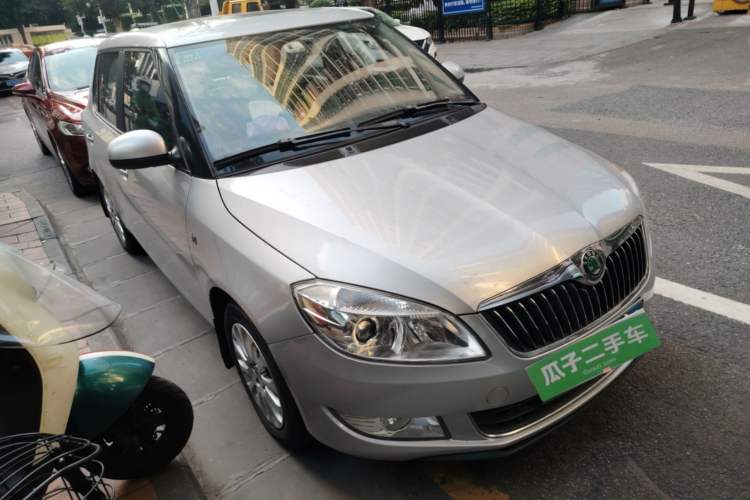 Used Skoda Fabia 2014 1.6L Automatic Crystal Edition Front Right 45 Deg