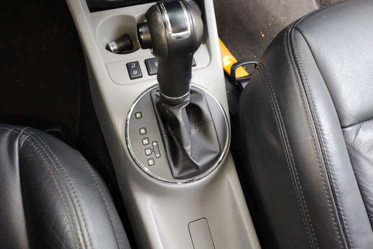 Used Skoda Fabia 2014 1.6L Automatic Crystal Edition Gear Lever