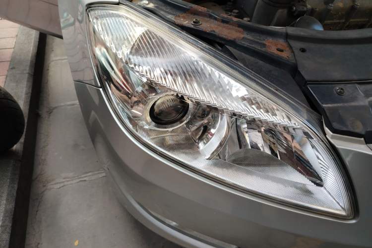 Used Skoda Fabia 2014 1.6L Automatic Crystal Edition Right Front Headlight