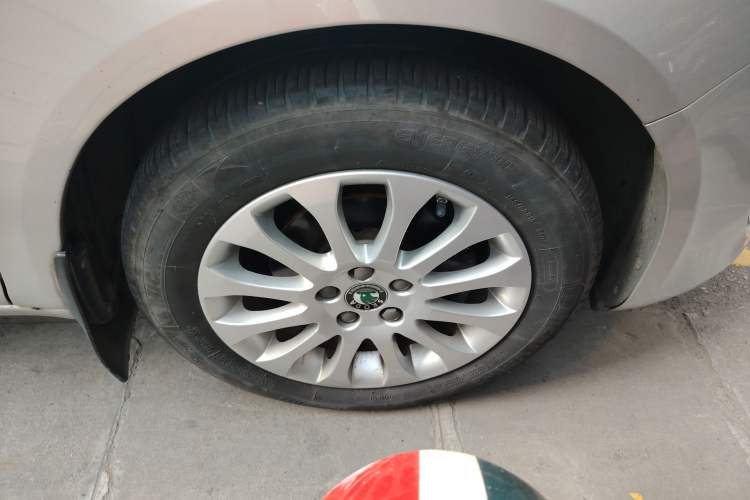 Used Skoda Fabia 2014 1.6L Automatic Crystal Edition Right Front Wheel Hub