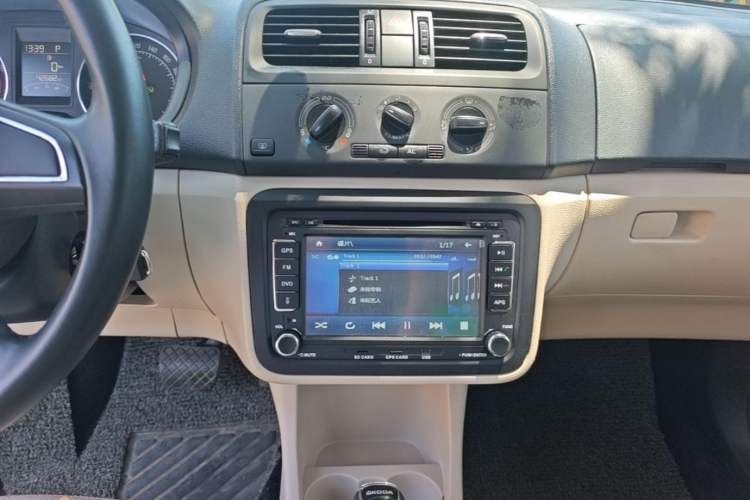 Used Skoda Fabia 2014 1.4L Automatic Crystal Edition Audio And AC Panel