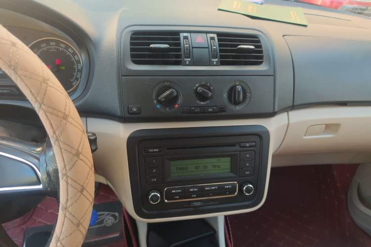 Used Skoda Fabia 2014 1.4L Automatic Crystal Edition Audio And AC Panel