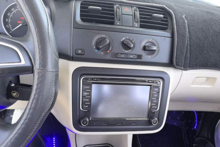 Used Skoda Fabia 2014 1.4L Automatic Crystal Edition Audio And AC Panel