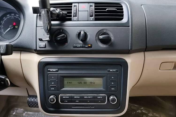 Used Skoda Fabia 2014 1.4L Automatic Crystal Edition Audio And AC Panel