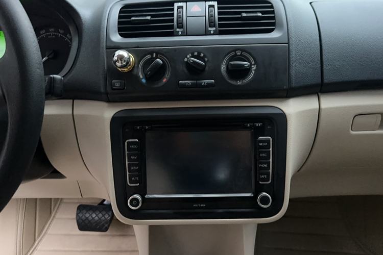 Used Skoda Fabia 2014 1.4L Automatic Crystal Edition Audio And AC Panel