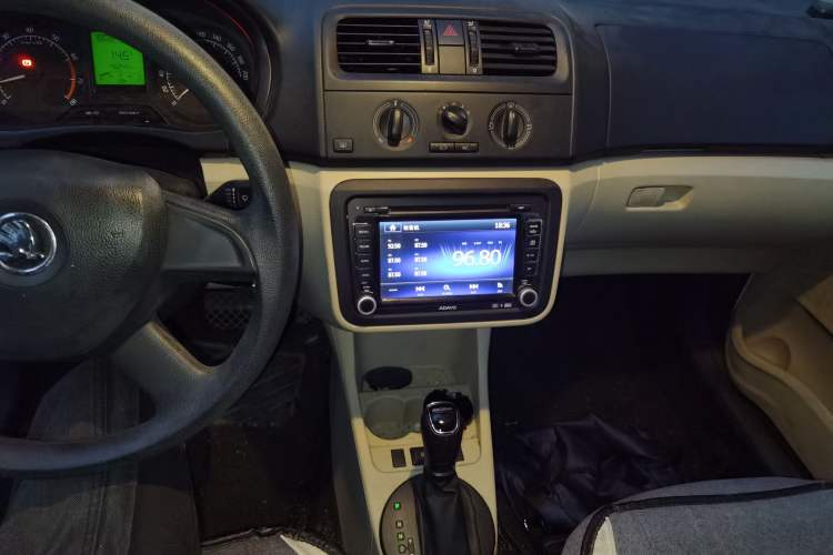 Used Skoda Fabia 2014 1.4L Automatic Crystal Edition Audio And AC Panel