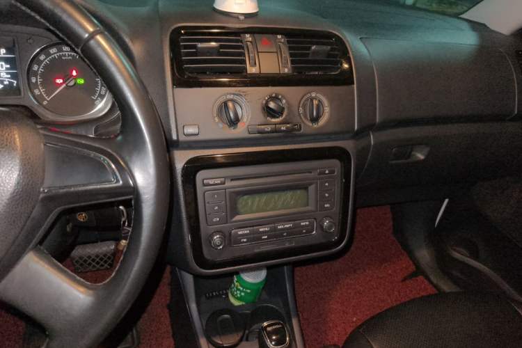 Used Skoda Fabia 2014 1.6L Automatic Sport Edition Audio And AC Panel