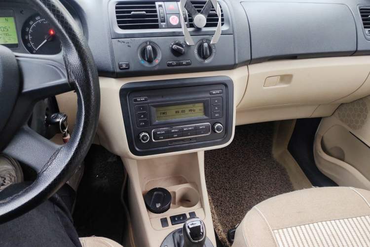Used Skoda Fabia 2014 1.4L Automatic Crystal Edition Audio And AC Panel