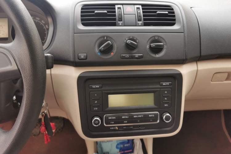 Used Skoda Fabia 2014 1.4L Manual Crystal Edition Audio And AC Panel