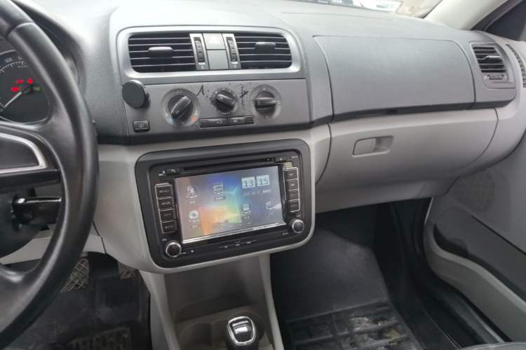 Used Skoda Fabia 2014 1.6L Automatic Crystal Edition Audio And AC Panel