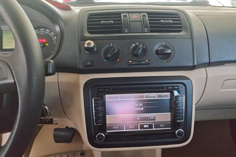 Used Skoda Fabia 2014 1.4L Automatic Crystal Edition Audio And AC Panel