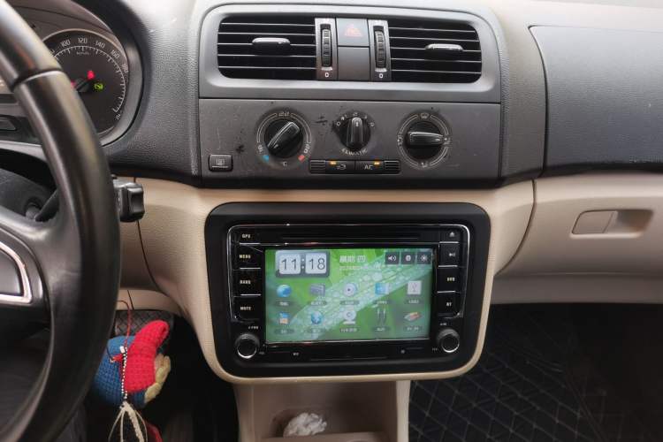 Used Skoda Fabia 2014 1.4L Automatic Crystal Edition Audio And AC Panel