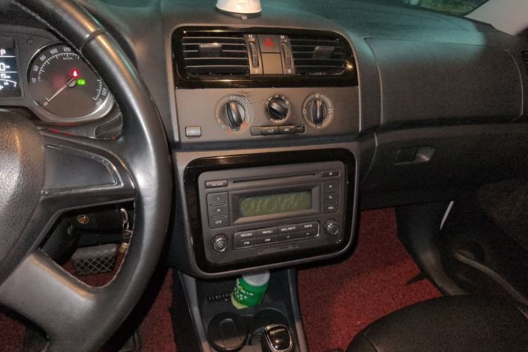 Used Skoda Fabia 2014 1.6L Automatic Sport Edition Audio And AC Panel