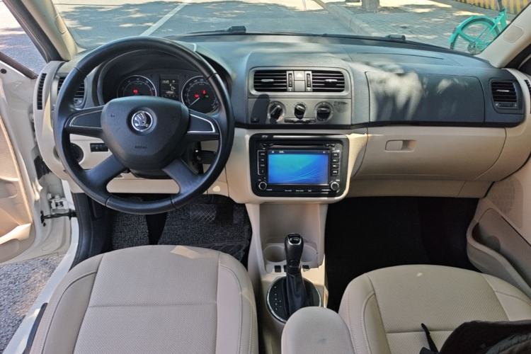 Used Skoda Fabia 2014 1.4L Automatic Crystal Edition Center Console