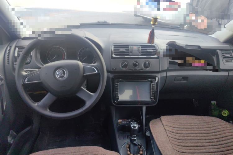 Used Skoda Fabia 2014 1.6L Automatic Sport Edition Center Console