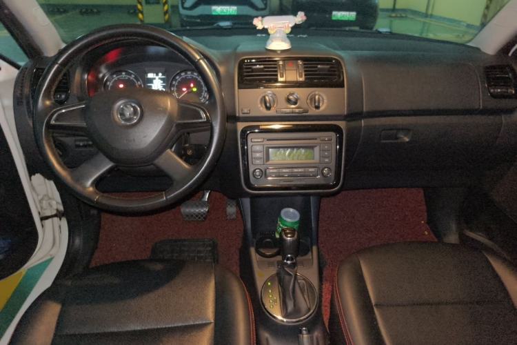 Used Skoda Fabia 2014 1.6L Automatic Sport Edition Center Console