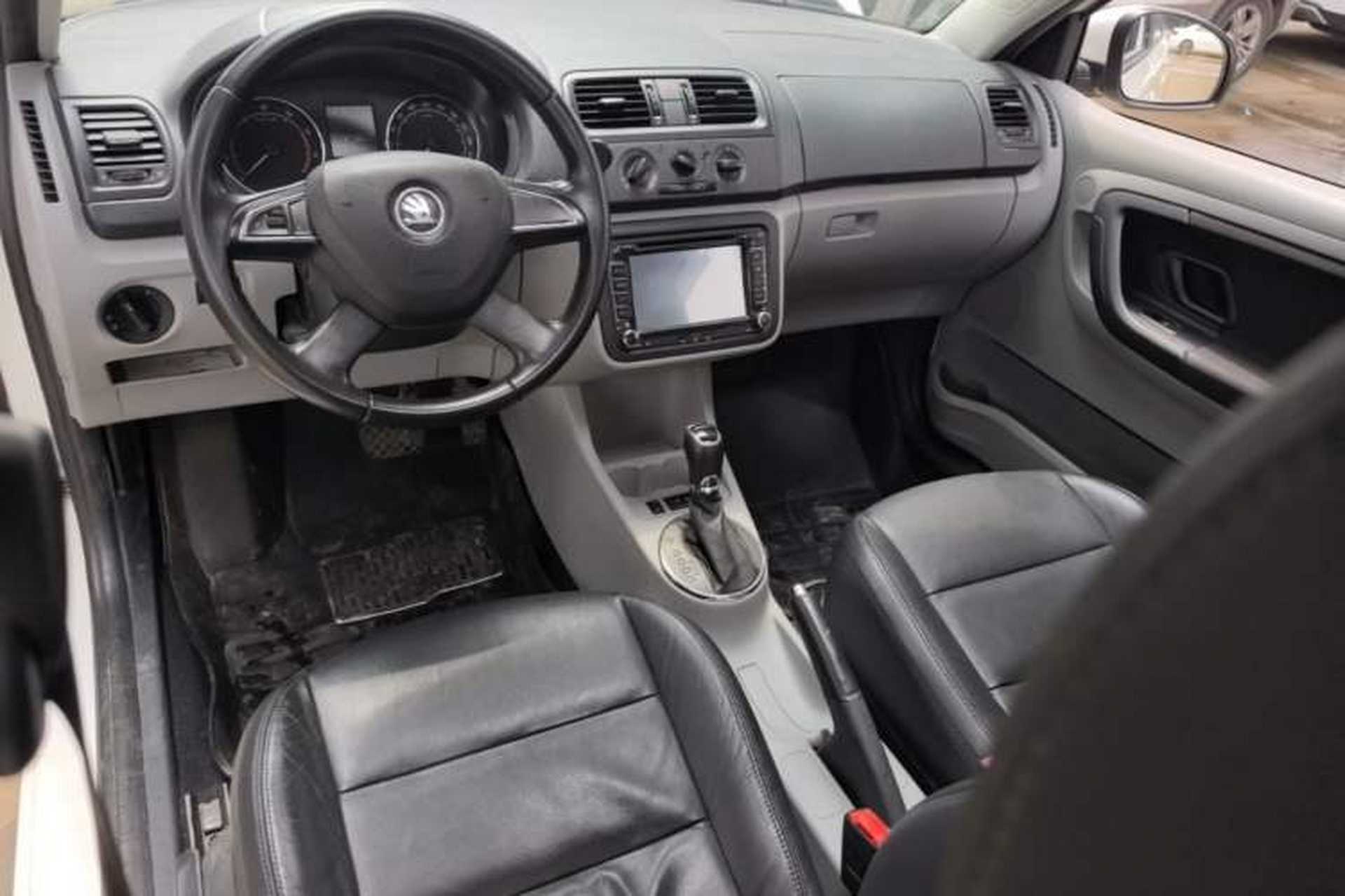 Used Skoda Fabia 2014 1.6L Automatic Crystal Edition Center Console