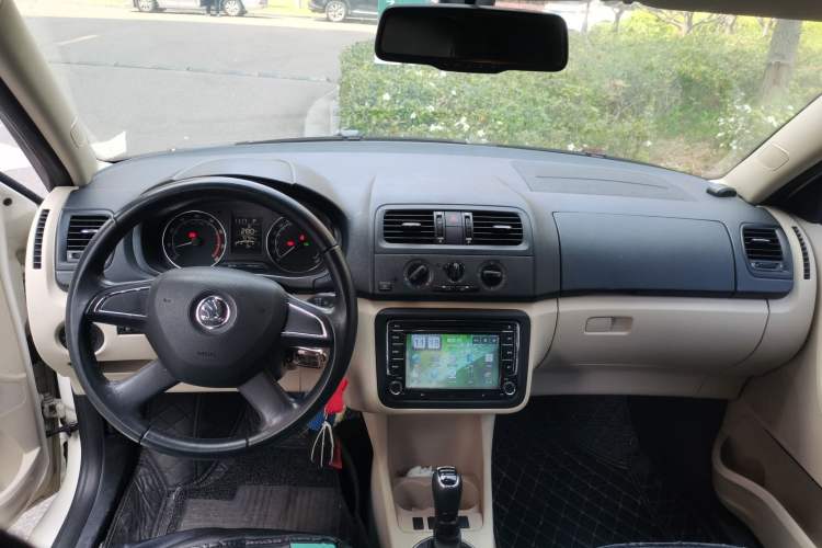 Used Skoda Fabia 2014 1.4L Automatic Crystal Edition Center Console