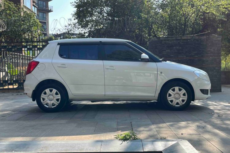 Used Skoda Fabia 2014 1.4L Automatic Crystal Edition Exterior 10