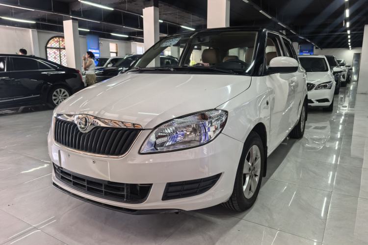 Used Skoda Fabia 2014 1.4L Manual Crystal Edition Exterior 5
