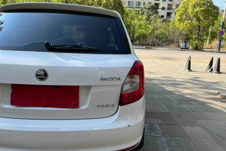 Used Skoda Fabia 2014 1.4L Automatic Crystal Edition Exterior 7