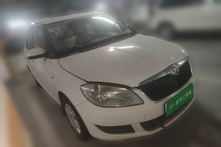 Used Skoda Fabia 2014 1.4L Automatic Crystal Edition Front Right 45 Deg