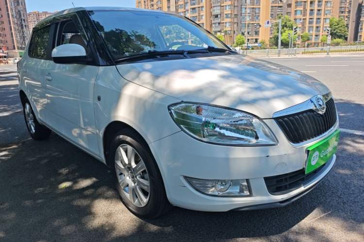 Used Skoda Fabia 2014 1.4L Automatic Crystal Edition Front Right 45 Deg