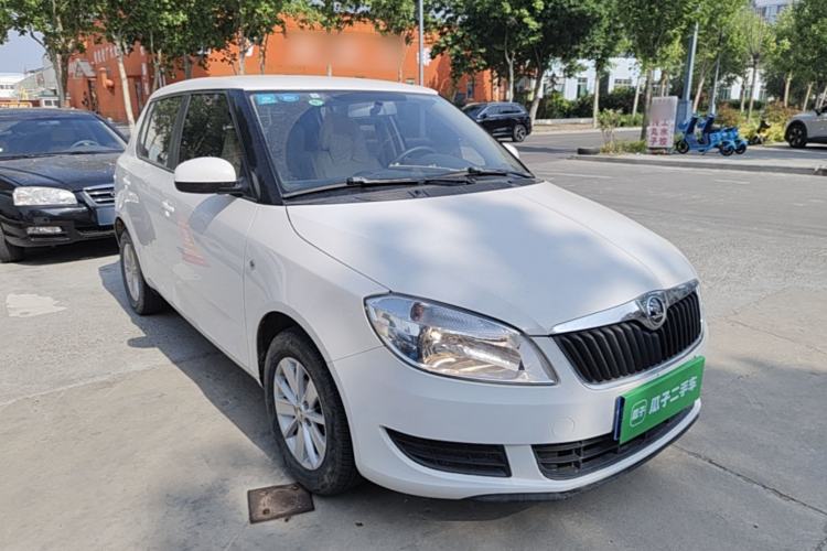 Used Skoda Fabia 2014 1.4L Manual Crystal Edition Front Right 45 Deg