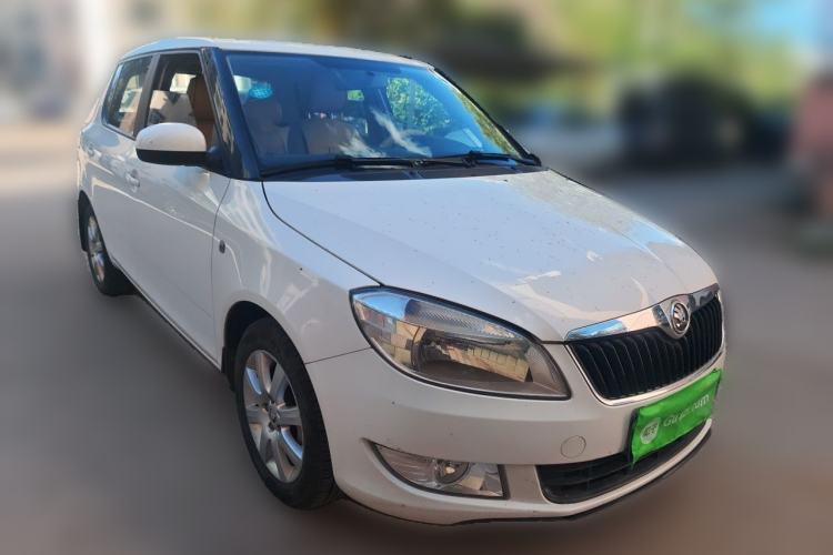Used Skoda Fabia 2014 1.4L Automatic Crystal Edition Front Right 45 Deg