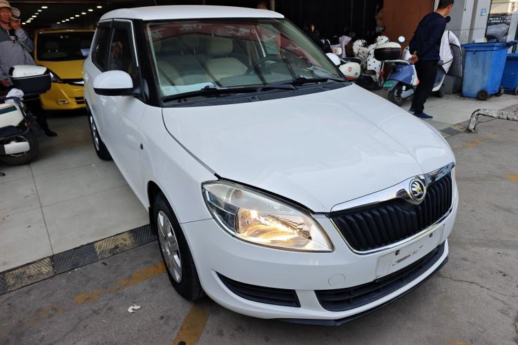Used Skoda Fabia 2014 1.4L Automatic Crystal Edition Front Right 45 Deg