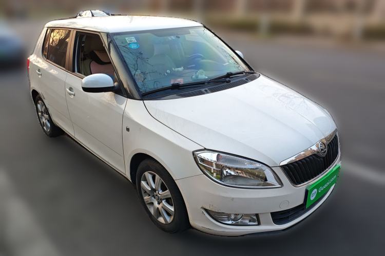 Used Skoda Fabia 2014 1.4L Automatic Crystal Edition Front Right 45 Deg