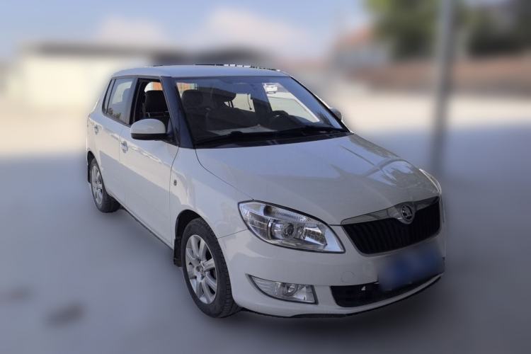 Used Skoda Fabia 2014 1.4L Automatic Crystal Edition Front Right 45 Deg
