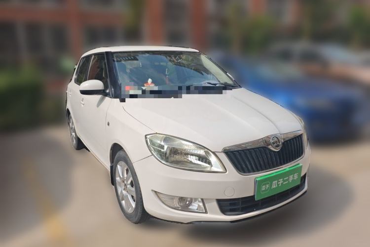 Used Skoda Fabia 2014 1.4L Automatic Crystal Edition Front Right 45 Deg