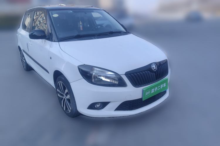 Used Skoda Fabia 2014 1.6L Automatic Sport Edition Front Right 45 Deg