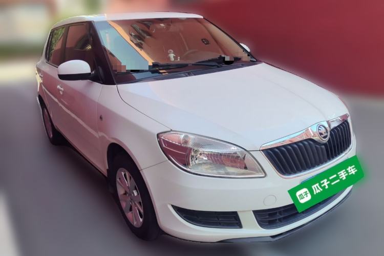 Used Skoda Fabia 2014 1.4L Automatic Crystal Edition Front Right 45 Deg