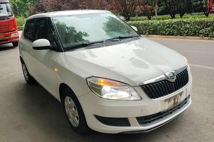 Used Skoda Fabia 2014 1.4L Automatic Crystal Edition Front Right 45 Deg