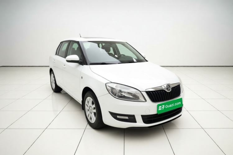 Used Skoda Fabia 2014 1.4L Automatic Crystal Edition Front Right 45 Deg