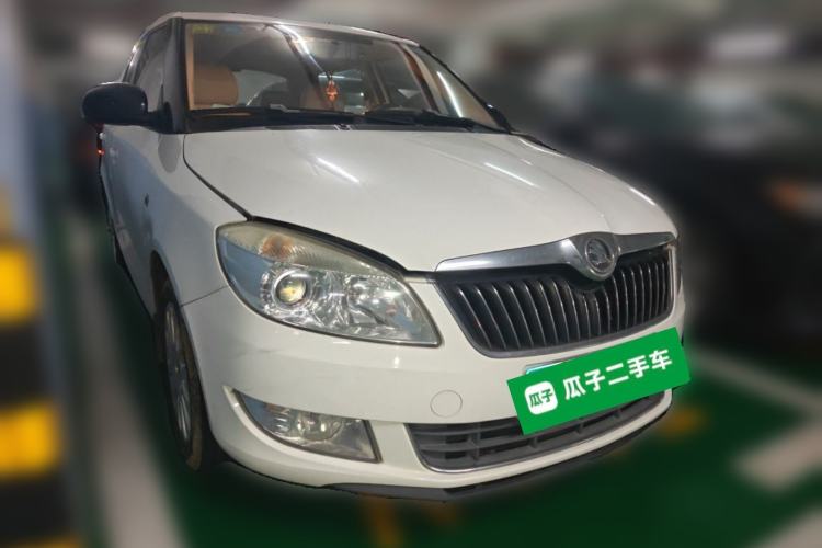 Used Skoda Fabia 2014 1.6L Automatic Crystal Edition Front Right 45 Deg