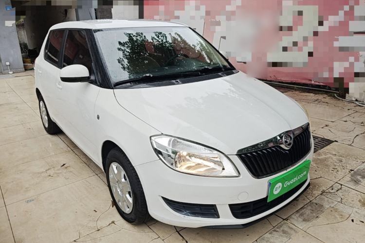 Used Skoda Fabia 2014 1.4L Automatic Crystal Edition Front Right 45 Deg