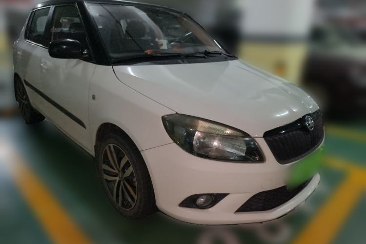 Used Skoda Fabia 2014 1.6L Automatic Sport Edition Front Right 45 Deg