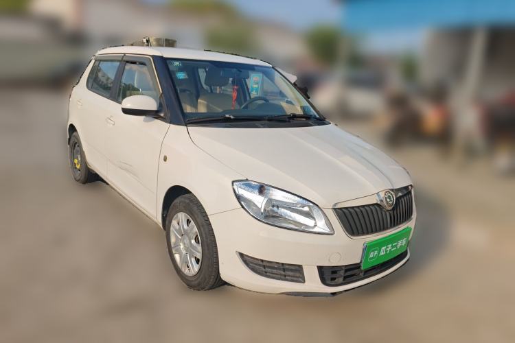 Used Skoda Fabia 2014 1.4L Manual Crystal Edition Front Right 45 Deg